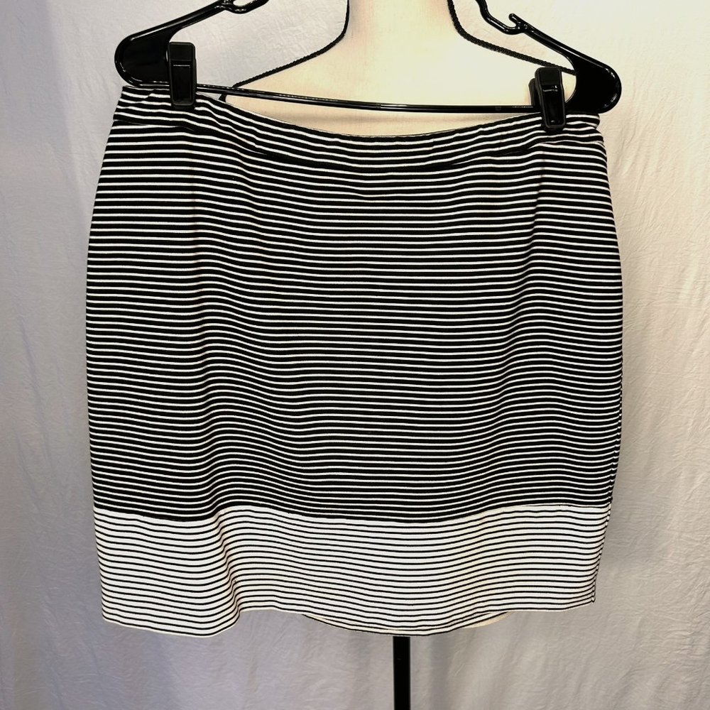 IMNYC Isaac Mizrahi Black and White Striped womens skirt size L -19" long 34" W